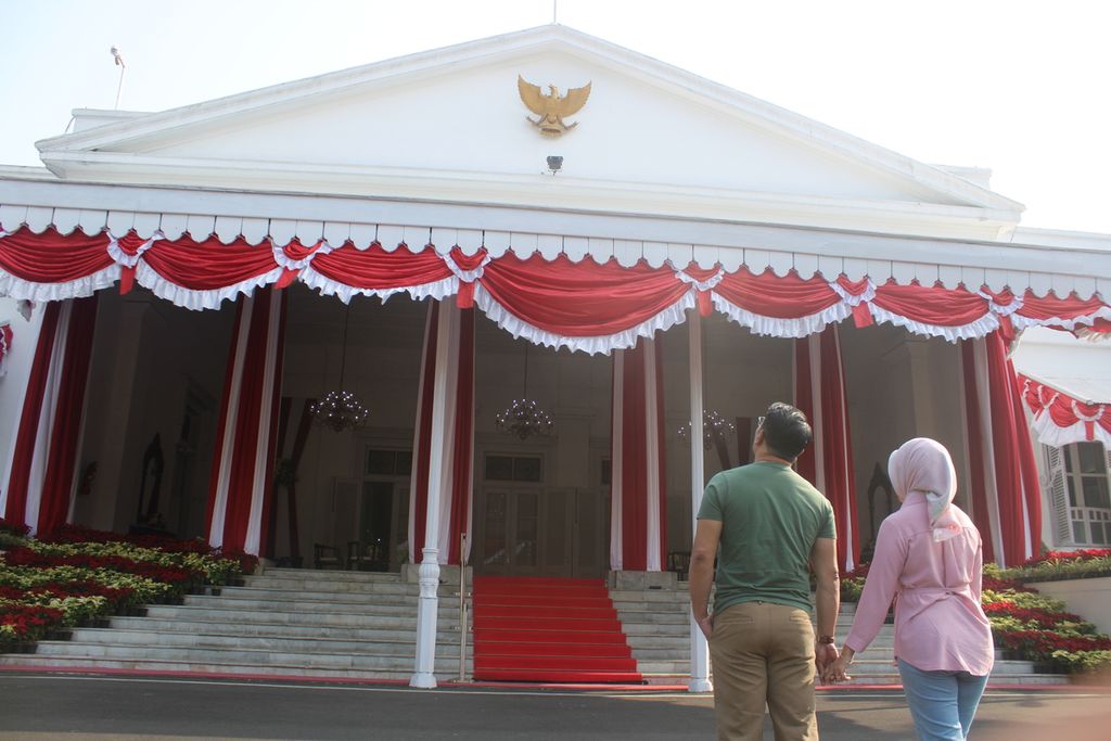 Ridwan Kamil dan istrinya, Atalia Praratya, menatap lambang Garuda Pancasila yang menghiasi bagian depan Gedung Pakuan, Kota Bandung, Jawa Barat, Selasa (29/8/2023).