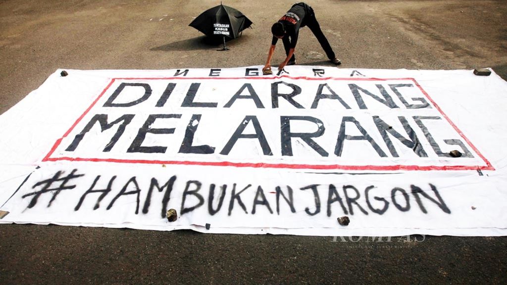 Sejumlah aktivis, seniman, dan masyarakat bergabung dalam Aksi Kamisan di Depan Gedung Sate, Bandung, Jawa Barat, yang memasuki usia 9 Tahun aksi yang menuntut pengusutan kasus-kasus pelanggaran HAM ini, Kamis (21/1/2016). 