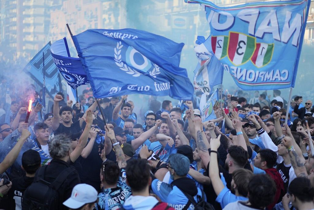 Suporter Napoli berkumpul di depan Stadion Diego Armando Maradona, Napoli untuk merayakan keberhasilan menjuarai Liga Itala, Jumat (5/5/2023) dini hari WIB.  Gelar juara tersebut menjadkan Napoli klub di selatan ibukota sepak bola tradisional Italia, Milan dan Turin, memenangi gelar liga sejak AS Roma merebut gelar pada tahun 2001. Napoli juga menyamai rekor juara dengan menyisakan lima pertandingan seperti halnya Torino (pada 1947-1948), Fiorentina (1955-1956), Inter Milan (2006-2007) dan Juventus (2018-2019).