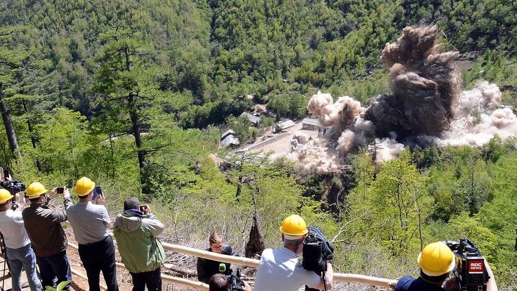 Foto bertanggal 24 Mei 2018 yang dirilis kantor berita Korea Utara, KCNA, ini memperlihatkan penghancuran fasilitas uji nuklir di Punggye-ri, Korut.