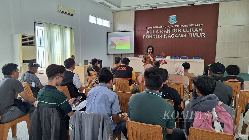 Komunitas siaga bencana tengah menerima materi penguatan manajemen banjir berbasis komunitas di kantor Kelurahan Pondok Kacang Timur, Kota Tangerang Selatan, Banten, Senin (19/8/2024). Pelatihan ini diberikan oleh Sekolah Ilmu Lingkungan Universitas Indonesia.