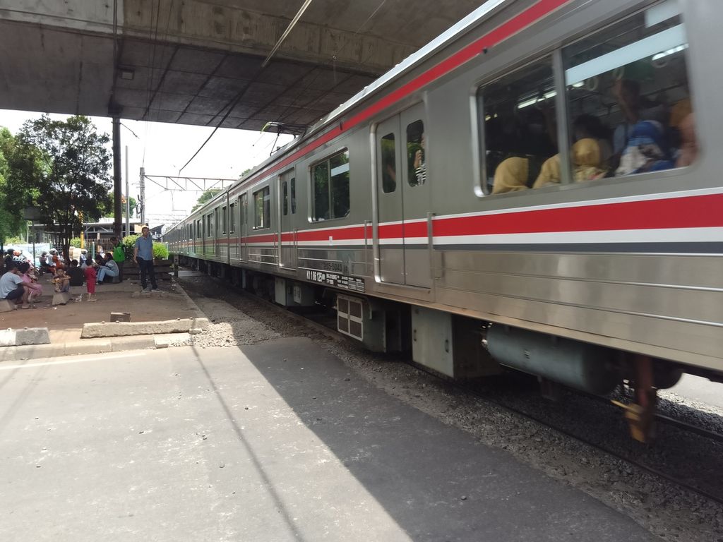 Sebuah rangkaian kereta rel listrik (KRL) melintas di sekitar Stasiun Duren Kalibata, Minggu (14/1/2023). 