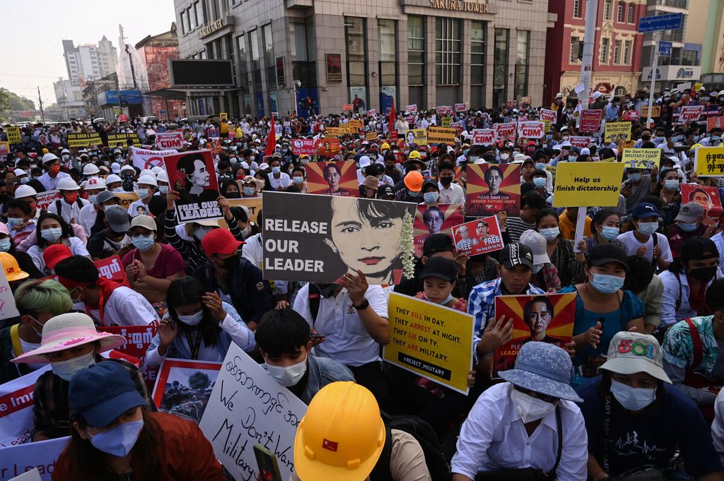 Para pengunjuk rasa memenuhi jalanan di pusat kota Yangon, Myanmar, dalam aksi mereka memblokade jalan selama demonstrasi menentang kudeta militer, Rabu (17/2/2021). 