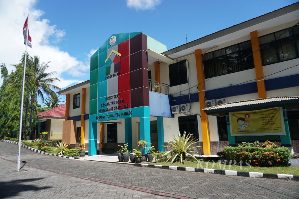 Bangunan utama Sentra Tumou Tou di Paal IV, Manado, Sulawesi Utara, Senin (25/4/2022). Pusat rehabilitasi sosial milik Kementerian Sosial itu telah melayani lebih dari 2.000 penyandang disabilitas netra dari delapan provinsi di timur Indonesia selama 50 tahun sejak 1972.