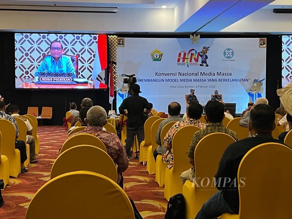 Coordinating Minister for Political, Legal and Security Affairs Mahfud MD virtually spoke at the National Mass Media Convention in Kendari, Tuesday (8/2/2022). This activity is part of the 2022 National Press Day series..