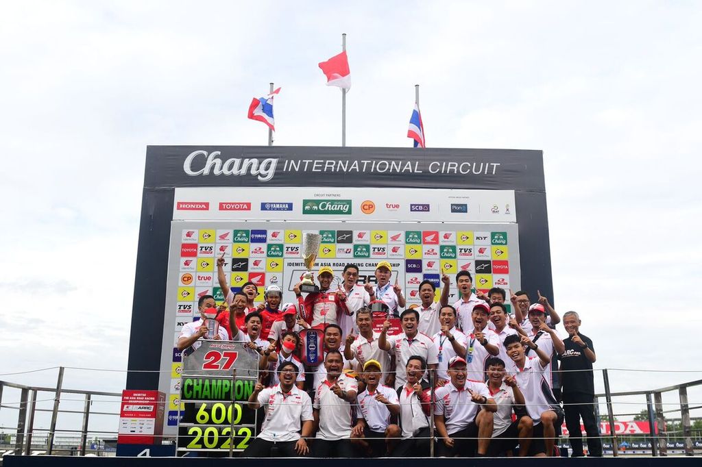 Tim Astra Honda Racing merayakan gelar juara kelas Supersport 600 dalam ajang Asia Road Racing Championship yang diraih oleh pebalapnya, Andi Farid Izdihar alias Andi Gilang, dalam seri terakhir di Sirkuit Internasional Chang, Buriram, Thailand, Minggu (20/11/2022).