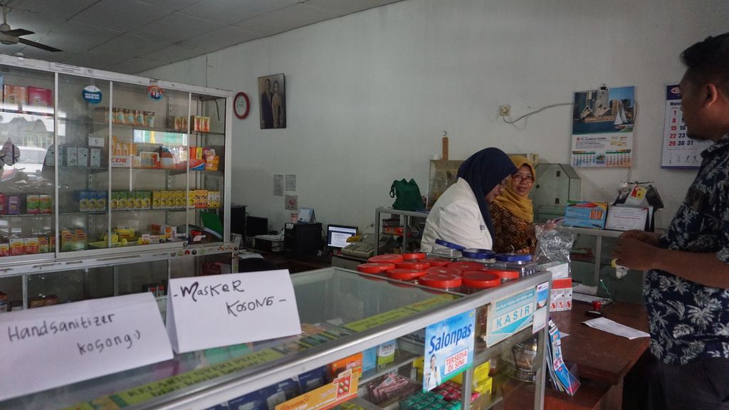 Persediaan masker dan cairan pembersih tangan di salah satu apotek di Purwokerto, Banyumas, Jawa Tengah habis, Rabu (4/3/2020).