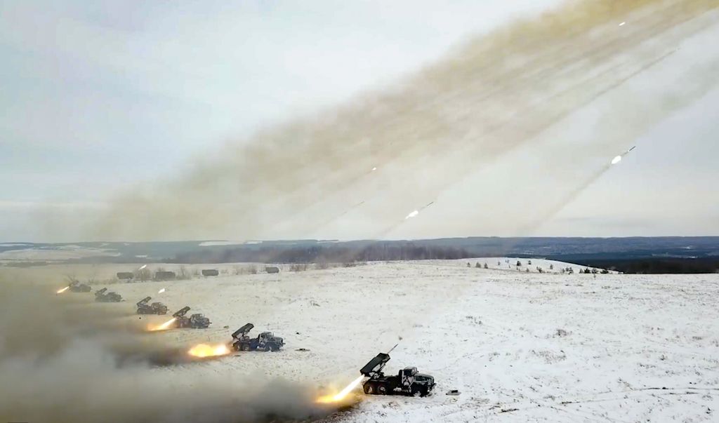 Dalam foto yang disiarkan Kementerian Pertahanan Rusia ini terlihat latihan perang Rusia Orenburg pada 16 Desember 2021. Rusia meningkatkan tentara dan persenjataan dekat Ukraina selama beberapa bulan terakhir. Sebagian pihak meyakini, Rusia tidak berusaha memicu perang. Moskwa sedang berusaha memaksakan perundingan dengan Eropa dan sekutunya.