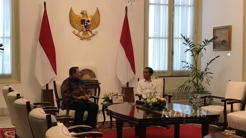 Presiden Joko Widodo bertemu dengan Presiden keenam RI, Susilo Bambang Yudhoyono, di Ruang Jepara, Istana Merdeka, Jakarta, Kamis (10/10/2019).