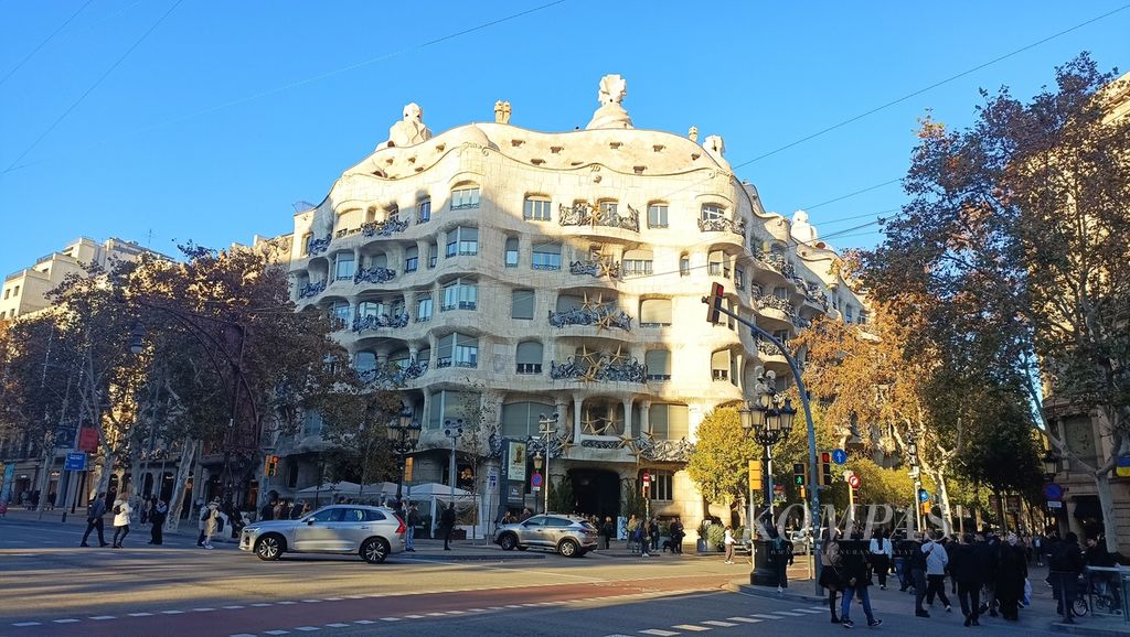 Casa Mila (La Pedrera), salah satu bangunan karya arsitek Spanyol, Antoni Gaudi, dibangun di salah satu sudut perempatan kawasan Passeig de Gracia, Barcelona, 8 Desember 2023. 