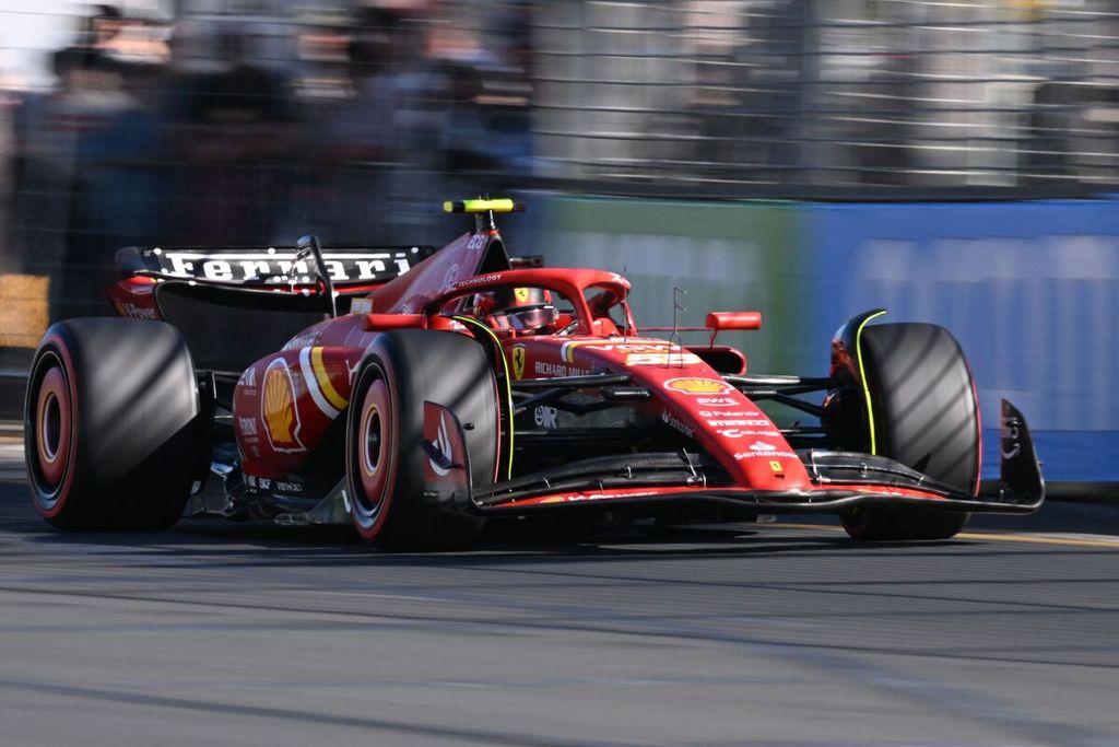 Pebalap Ferrari, Carlos Sainz Jr, beraksi saat sesi kualifikasi Grand Prix Formula 1 seri Australia di Sirkuit Albert Park, Melbourne, Sabtu (23/3/2024). 