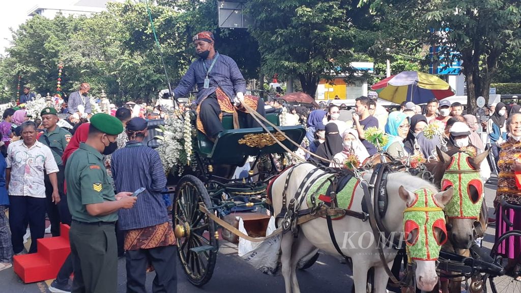 Salah satu kereta kuda yang disiapkan untuk kirab pengantin Kaesang Pangarep dan Erina Gudono, Minggu (11/12/2022), di Surakarta, Jawa Tengah.