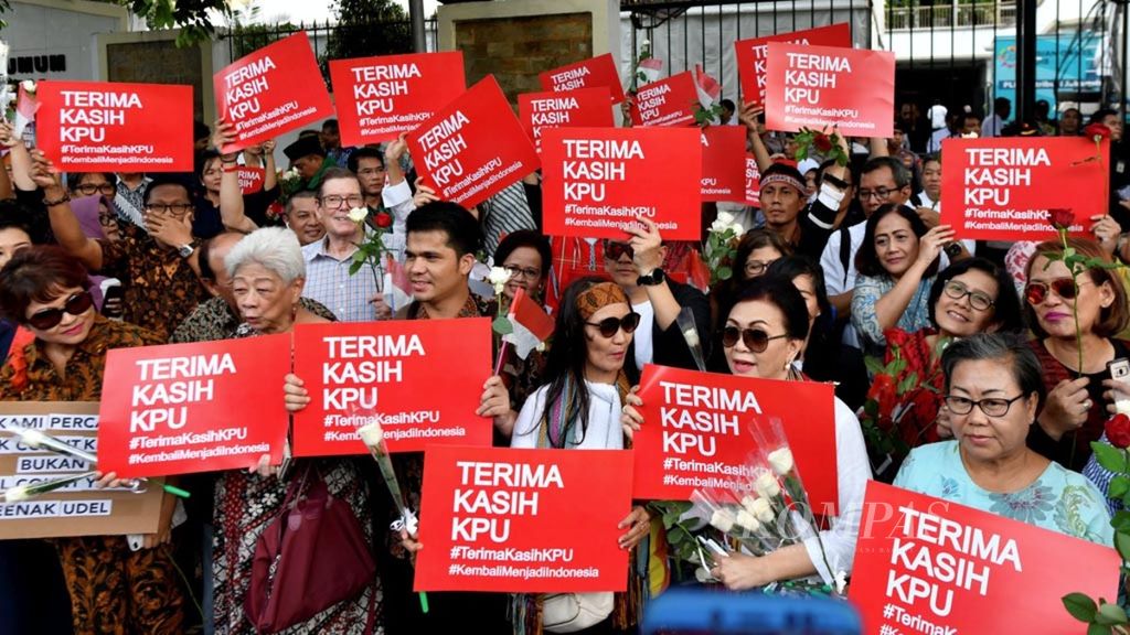 Aksi dukungan untuk Komisi Pemilihan Umum (KPU) digelar Aliansi Masyarakat Sipil Untuk Kemanusiaan di depan Kantor KPU, Jakarta (22/4/2019). Aksi tersebut mengajak masyarakat untuk menghindari konflik dan mengakhiri ketegangan selama Pemilu.