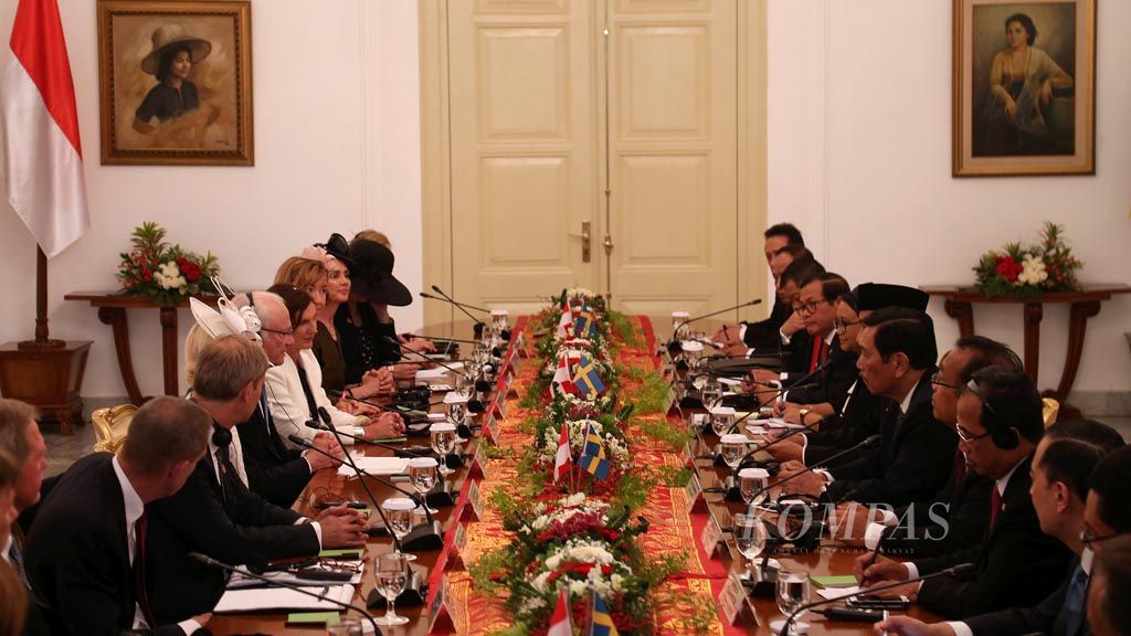 Presiden Joko Widodo dan Raja Carl XVI Gustav dari Swedia memimpin delegasi untuk melakukan pertemuan  di  Istana Bogor, Jawa Barat, Senin  (22/5).  Sebanyak tiga naskah kerjasama antar kedua negara ditandatangani dalam kunjungan kenegaraan itu.