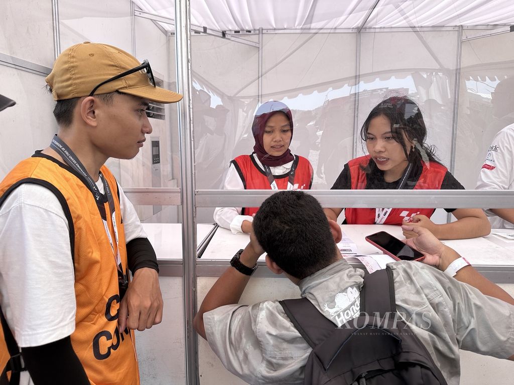 Petugas menjelaskan tentang penukaran tiket kepada calon penonton di loket penukaran tiket di area Sirkuit Internasional Pertamina Mandalika Jumat (13/10/2023) atau hari pertama gelaran MotoGP Seri Indonesia. 