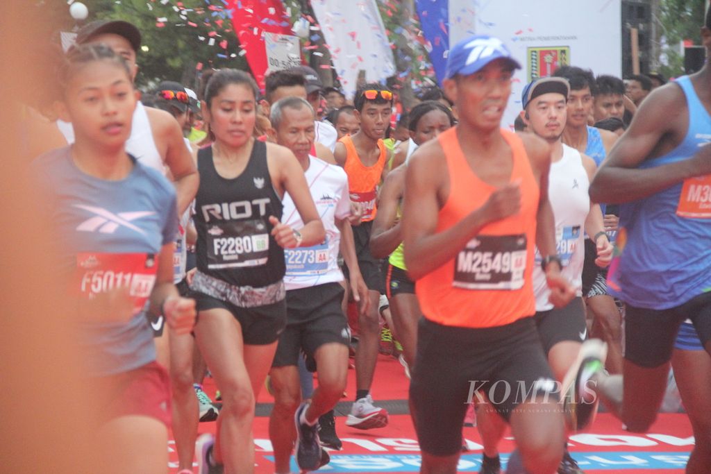 Peserta mulai berlari dalam lomba lari Semarang 10K, Minggu (17/12/2023) pagi, di depan Balai Kota Semarang, Jawa Tengah.