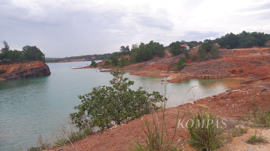 Lubang tambang bekas batubara yang dibiarkan menganga tanpa rehabilitasi dan reklamasi di Kecamatan Satui, Kabupaten Tanah Bumbu, Kalimantan Selatan, Jumat (3/1/2020). 