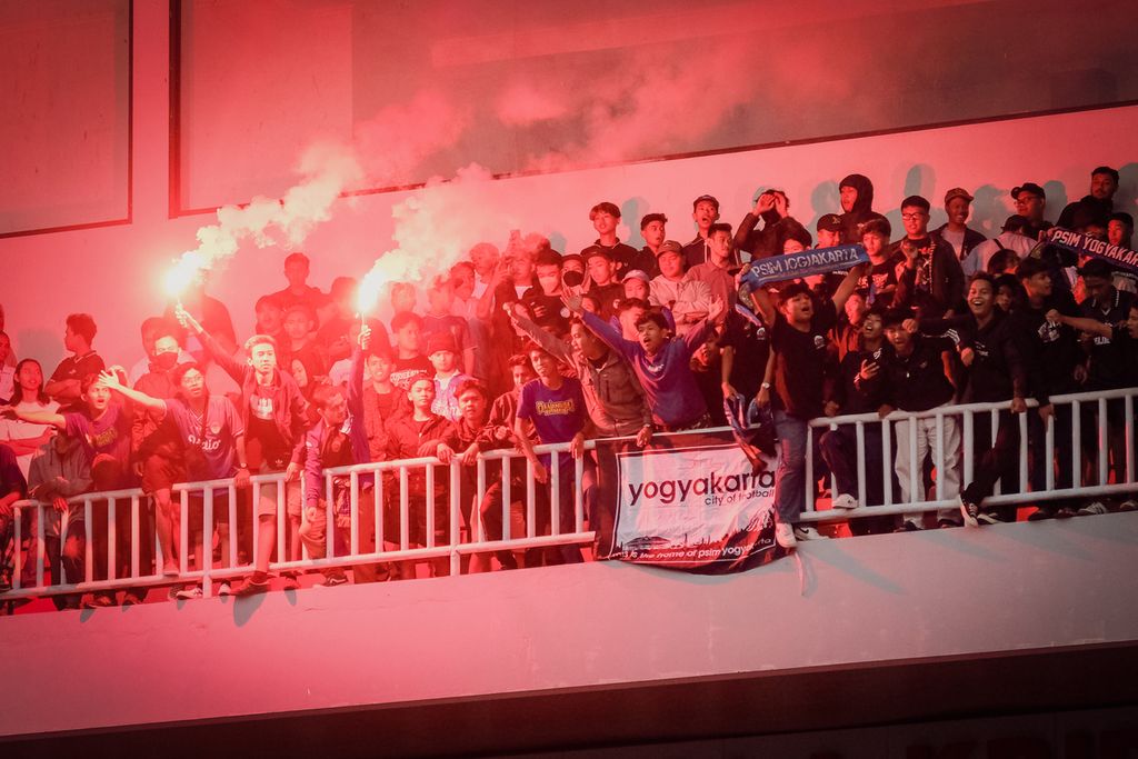Dukungan para penggemar saat latihan perdana PSIM Jogja menjelang musim baru Liga 2 di Stadion Mandala Krida, pada Sabtu (1/7/2023). Ribuan penonton dari kelompok suporter Brajamusti dan The Maident datang untuk memotivasi tim kesayangannya.