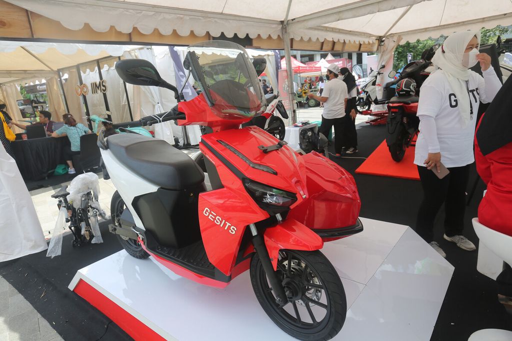 Motor listrik produk dalam negeri Gesits dipamerkan di IIMS Motobike x Indonesia Automodified, di Senayan Park, Jakarta, 25 November 2021. 
