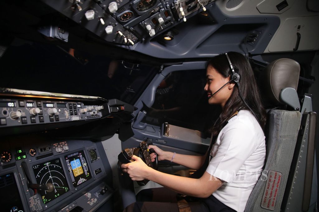 Mellisa Anggiarti, pilot Garuda Indonesia, di simulator pesawat Boeing 737-800 di Garuda Indonesia Training Center, Cengkareng, Jakarta, Selasa (11/4/2023). 