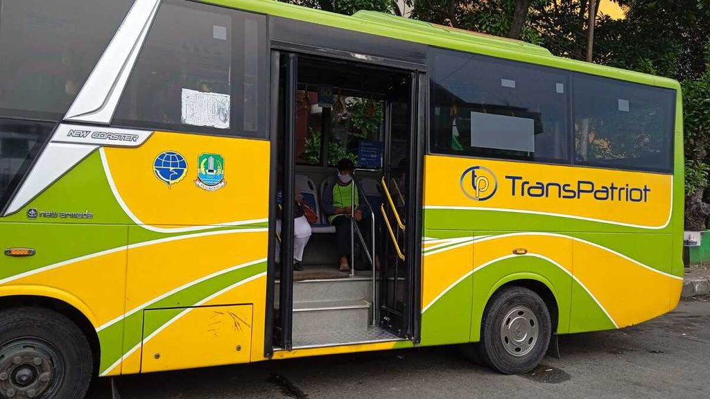 Tampak luar bus Trans Patriot yang berhenti di Terminal Bus Bekasi, Jumat (4/11/2022).