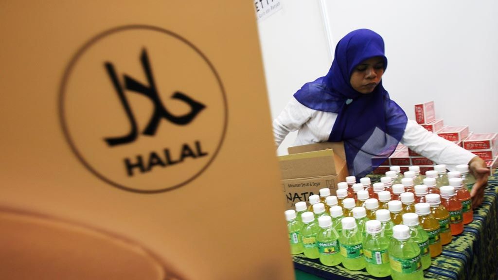 Seorang penjaga salah satu gerai yang turut serta dalam pameran halal internasional Indonesia di Jakarta, beberapa waktu yang lalu, menata produk minuman dan makanan produksi sebuah perusahaan yang sudah mendapat sertifikasi halal dari Majelis Ulama Indonesia (MUI).