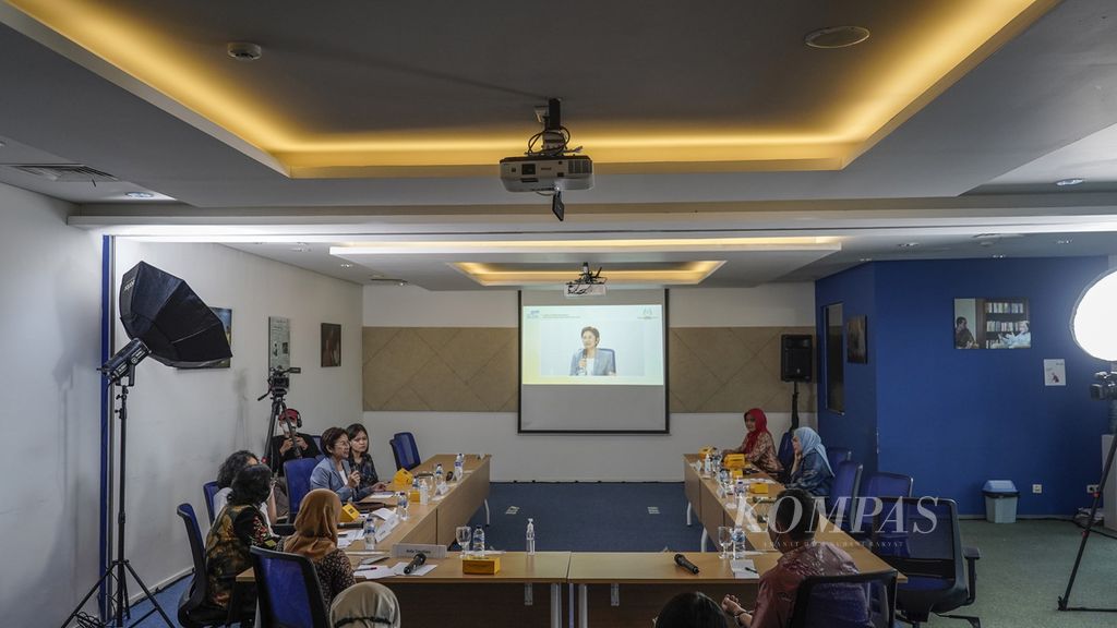 Suasana diskusi saat acara Kompas Talks dengan tema Langkah Strategis Peningkatan Keterwakilan PerempuanPada Pemilu 2024 di Menara Kompas, Jakarta, Selasa (13/12/2022).