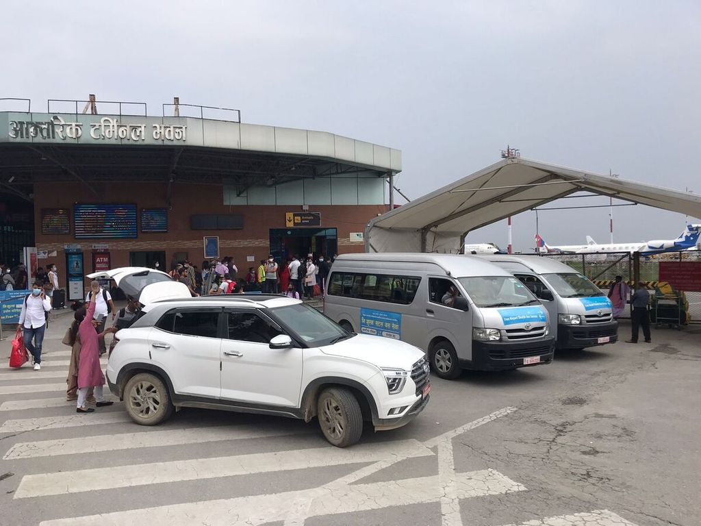 Suasana di area luar Bandar Udara Internasional Tribhuyan di Kathmandau, Nepal, Minggu (29/5/2022). Otoritas Nepal tengah memastikan keberadaan sebuah pesawat Tara Airlines yang dilaporkan hilang kontak. 