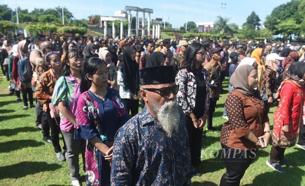 Di bawah terik matahari, anggota Kelompok Penyelenggara Pemungutan Suara (KPPS) di Kecamatan Tegalsari mengikuti acara pelantikan oleh KPU Kota Surabaya di Tugu Pahlawan, Surabaya, Kamis (25/1/2024). Anggota KPPS yang dilantik di kecamatan tersebut sebanyak 1.1932 orang. 