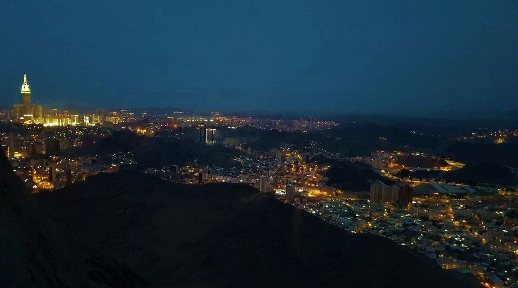 Saat malam, terlihat lampu gemerlapan dari Kota Mekkah yang terlihat dari dekat Goa Hira di puncak Jabal Nur di Mekkah, Arab Saudi, Senin (1/8/2022) pagi.