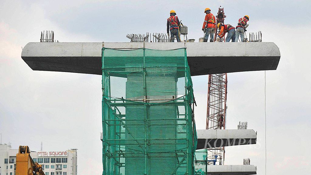 Proyek pembangunan jalur layang untuk kereta ringan (LRT) di Jalan MT Haryono, Jakarta, Senin (20/11). Pemerintah mendorong proyek pembangunan infrastruktur di Indonesia. 
