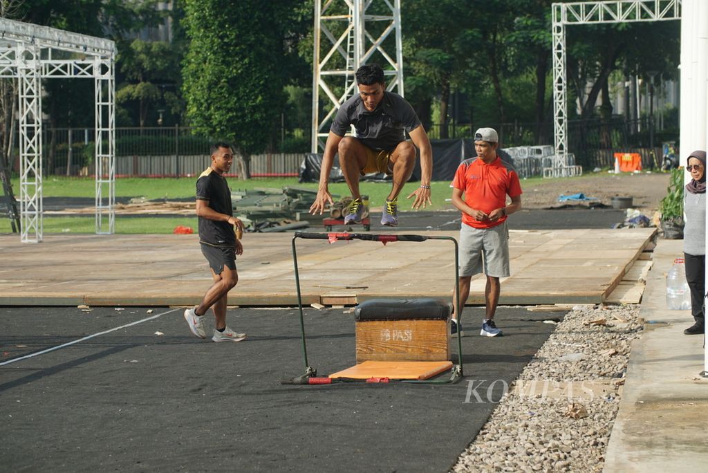 Pelari cepat Indonesia, Lalu Muhammad Zohri, latihan di trek lari 6 line Stadion Madya, kompleks Gelora Bung Karno, Senayan, Jakarta, yang tertutup karpet dan dikelilingi panggung hiburan, Rabu (10/7/2024). Zohri persiapan menuju Olimpiade Paris 2024.