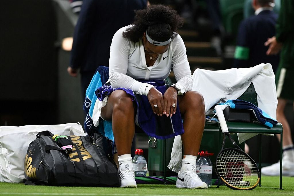 Petenis AS, Serena Williams, duduk di bangku saat jeda pertandingan melawan petenis Perancis, Harmony Tan, dalam pertandingan babak pertama Grand Slam Wimbledon di Lapangan Utama All England Tennis Club, Wimbledon, Rabu (29/6/2022) dini hari WIB. Serena meninggalkan Wimbledon setelah kalah, 5-7, 6-1, 6-7 (10-7). 