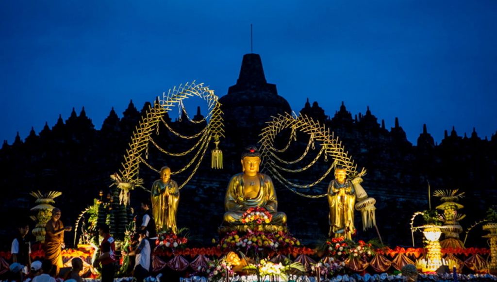 Umat Buddha merayakan Waisak di Candi Borobudur, Magelang, Jawa Tengah, Rabu (10/5/2017). 