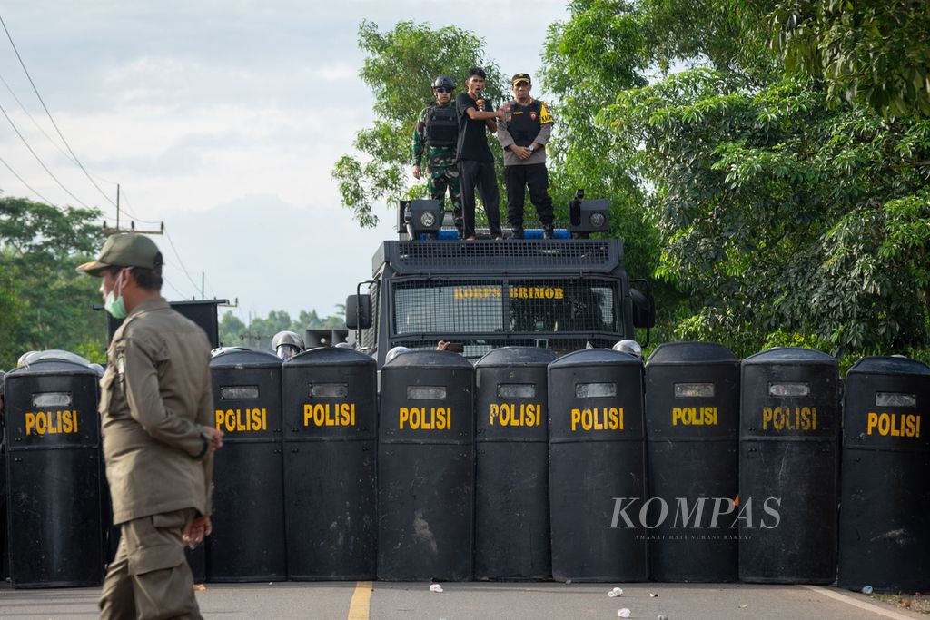 Polisi melakukan pengamanan saat bentrok dengan warga yang menolak pembangunan proyek Rempang Eco City di Pulau Rempang, Batam, Kepulauan Riau, Kamis (7/9/2023).