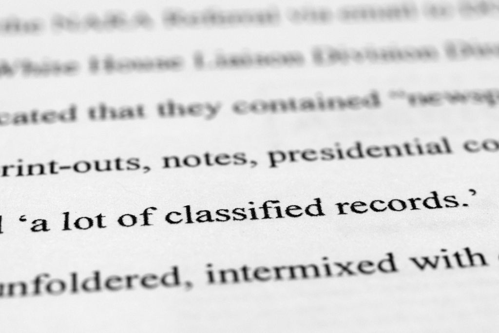 Foto sebagian halaman dokumen <i>affidavit </i>yang disetujui untuk dirilis oleh Pengadilan Federal California Selatan, Jumat (26/8/2022), tentang penggeledahan rumah peristirahatan mantan Presiden AS Donald Trump di Mar-a-Lago, Palm Beach, California, AS. 
