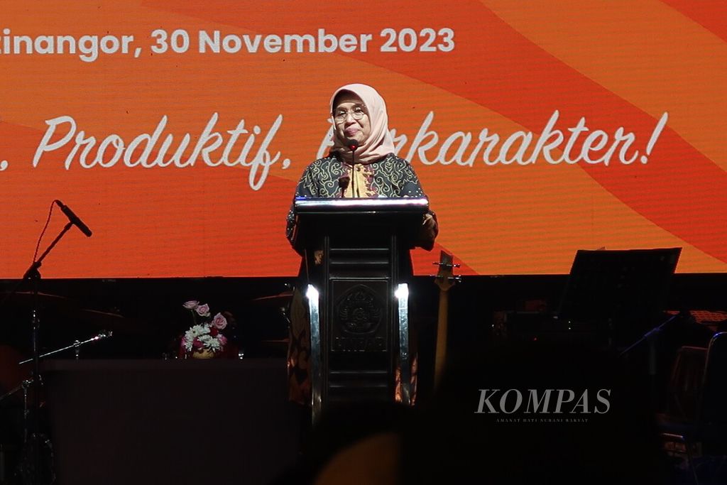  Rektor Universitas Padjadjaran Rina Indiastuti memberi pidato dalam acara penutupan Pekan Ilmiah Mahasiswa Nasional Ke-36 di Unpad, Sumedang, Jawa Barat, Kamis (30/11/2023).