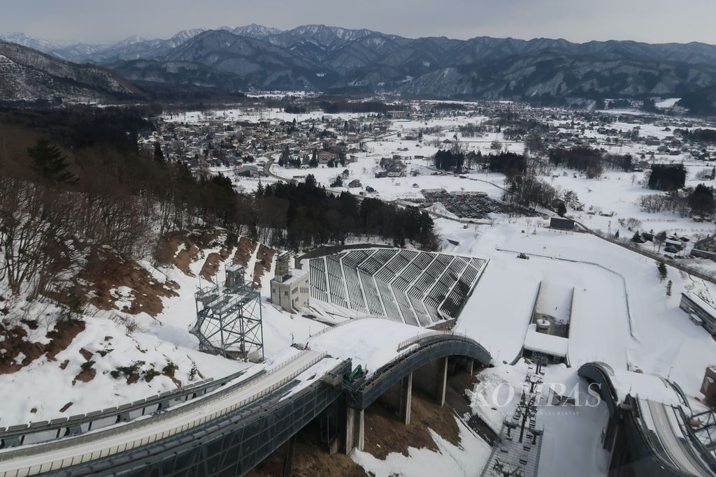 Pemandangan serba putih Nagano yang dikelilingi Pegunungan Alpen Utara ketika dilihat dari dalam menara Stadion Ski Jumping Hakuba yang masih terawat hingga sekarang di Nagano, Jepang, Sabtu (18/2/2023). Stadion tersebut merupakan salah satu arena yang digunakan untuk Olimpiade Musim Dingin 1998.