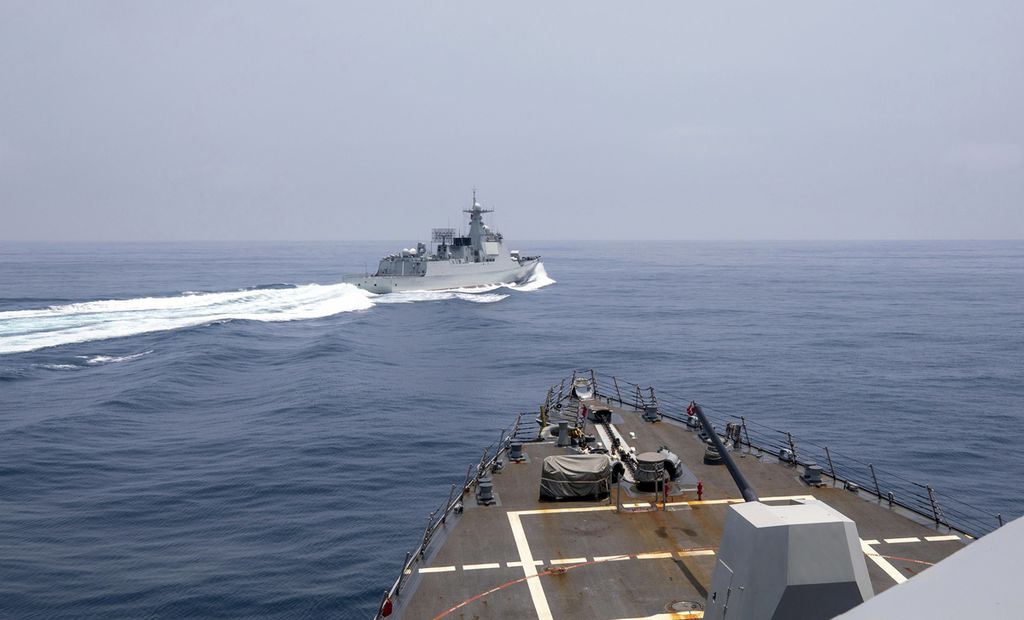 Dalam foto yang disediakan Angkatan Laut AS ini, USS Chung-Hoon mengamati kapal Angkatan Laut China melakukan manuver yang "tidak aman" di Selat Taiwan, Sabtu (3/6/2023). Dalam insiden itu, kapal Angkatan Laut China memotong dengan tajam dan melintasi jalur kapal perusak AS sehingga memaksa kapal AS melambat untuk menghindari tabrakan. 
