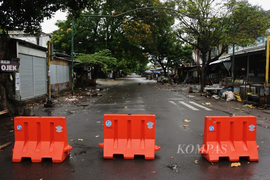 Jalan Palapa di Kelurahan Cilinaya, Kecamatan Cakranegara, Kota Mataram, Nusa Tenggara Barat, ditutup untuk umum sejak Senin (11/3/2024) pukul 06.00 Wita hingga Selasa (12/3/2024) pagi.