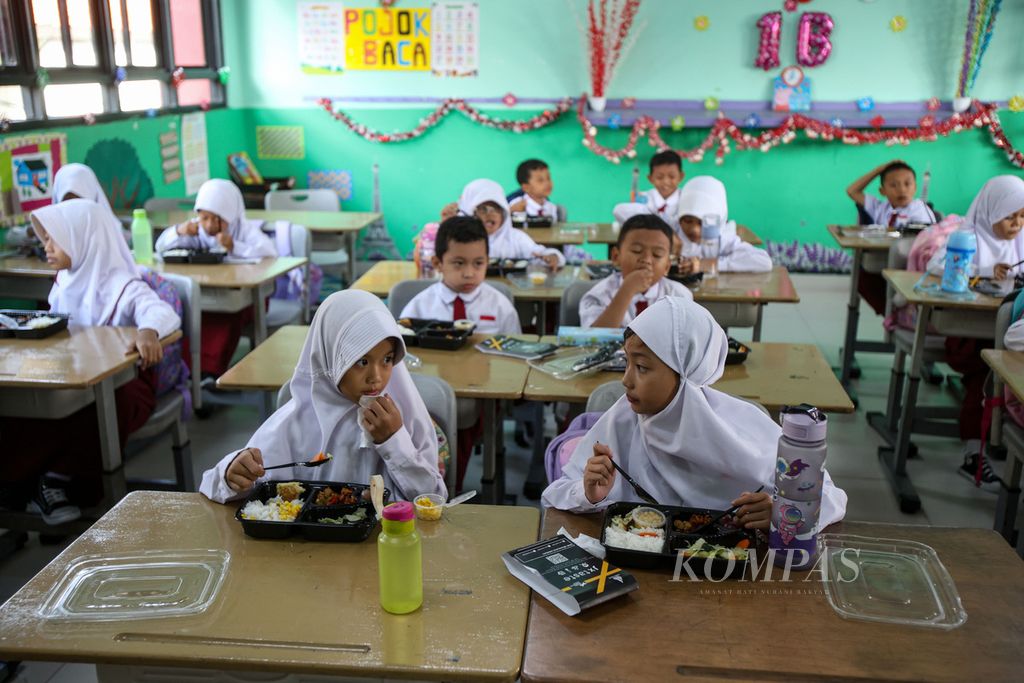 Suasana para siswa saat mengikuti program makan bergizi gratis di SDN 04 Cipayung, Jakarta Timur, Senin (26/8/2024). Pemerintah Provinsi DKI Jakarta kembali menggelar uji coba program makan bergizi gratis. 