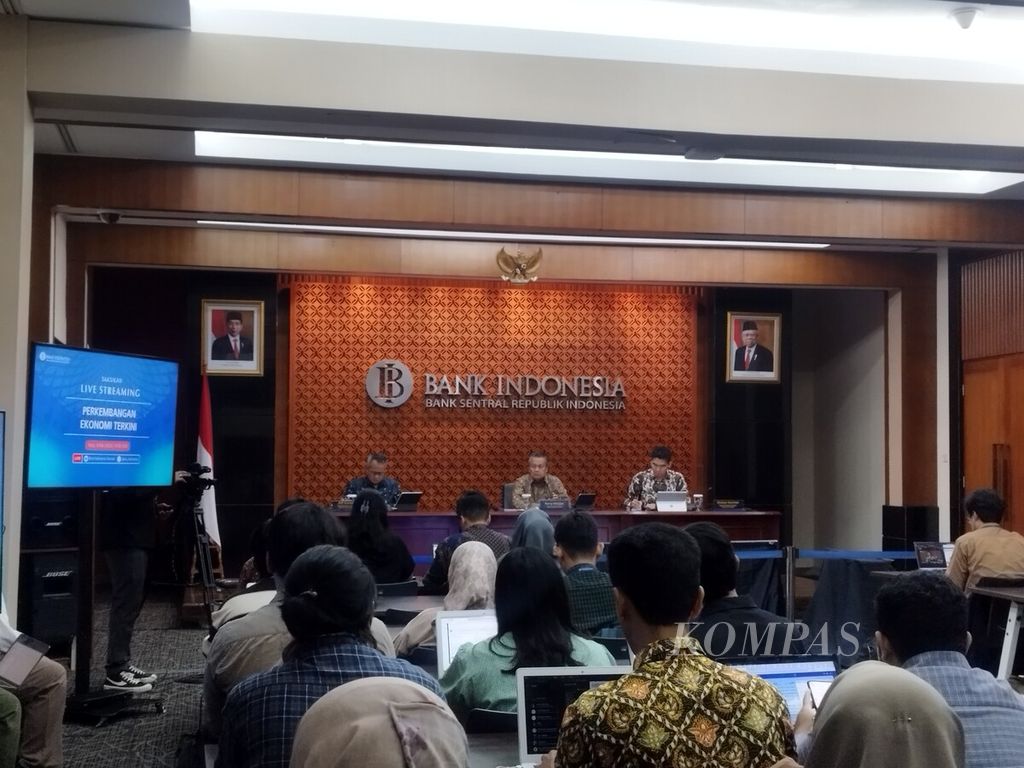 Suasana taklimat media mengenai perkembangan ekonomi terkini yang diadakan oleh Bank Indonesia, di Gedung Pusat Bank Indonesia, Jakarta, Rabu (8/5/2024).