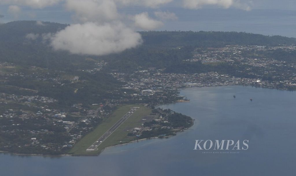 Tampak dari dalam kabin pesawat Boeing 737-800 maskapai Garuda Indonesia landasan pacu Bandar Udara Rendani, Manokwari, Papua Barat, Kamis (22/4/2021).