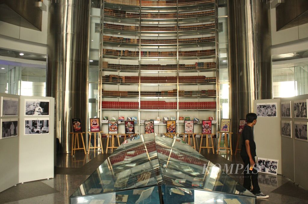 Pengunjung mengamati foto-foto Presiden pertama RI Soekarno dalam pameran "Internalisasi Pemikiran Bung Karno Melalui Ragam Koleksi Perpustakaan Nasional RI" di lobi Gedung Perpusnas, Senin (5/6/2023). Pameran yang berlangsung pada 1-30 Juni 2023 itu juga menampilkan buku-buku tentang pemikiran Soekarno.