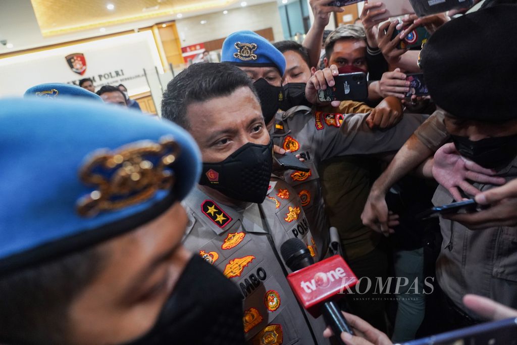 Police Propam Division Head (non-active) Inspector General Pol Ferdy Sambo when leaving the Criminal Investigation Unit of the National Police, Jakarta, after undergoing an examination, Thursday (4/8/2022).