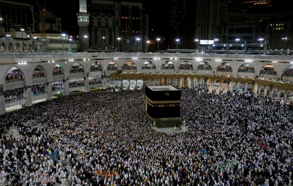 Peziarah Muslim mengelilingi Kabah dan berdoa di Masjid al-Haram di akhir haji mereka di kota suci Mekah, Arab Saudi, 13 Agustus 2019. 