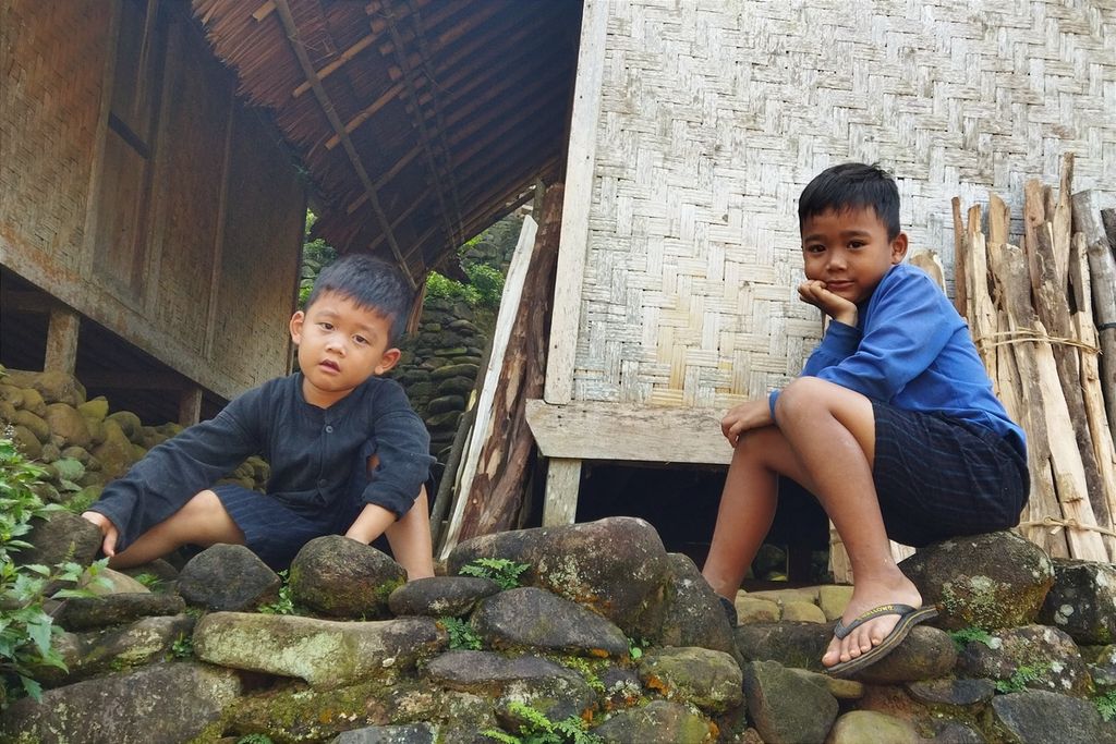 Anak-anak Baduy Luar bermain di pekarangan rumah, Selasa (19/7/2022). Mereka sudah terbiasa mengikuti orangtua mereka beraktivitas di ladang dan mendapatkan pelajaran untuk menghargai alam, tidak buang sampah sembarangan, hingga menghargai sesama manusia.