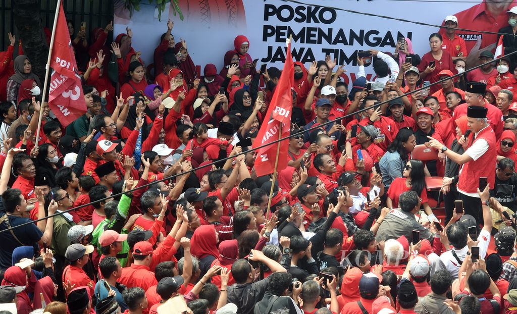 Calon presiden dari PDI-P, Ganjar Pranowo, memberikan sambutan di hadapan pendukungnya di depan Posko Gotong Royong Pandegiling, Surabaya, Jawa Timur (6/5/2023). Ganjar Pranowo menghadiri Rapat Konsolidasi PDI-P se-Jawa Timur.