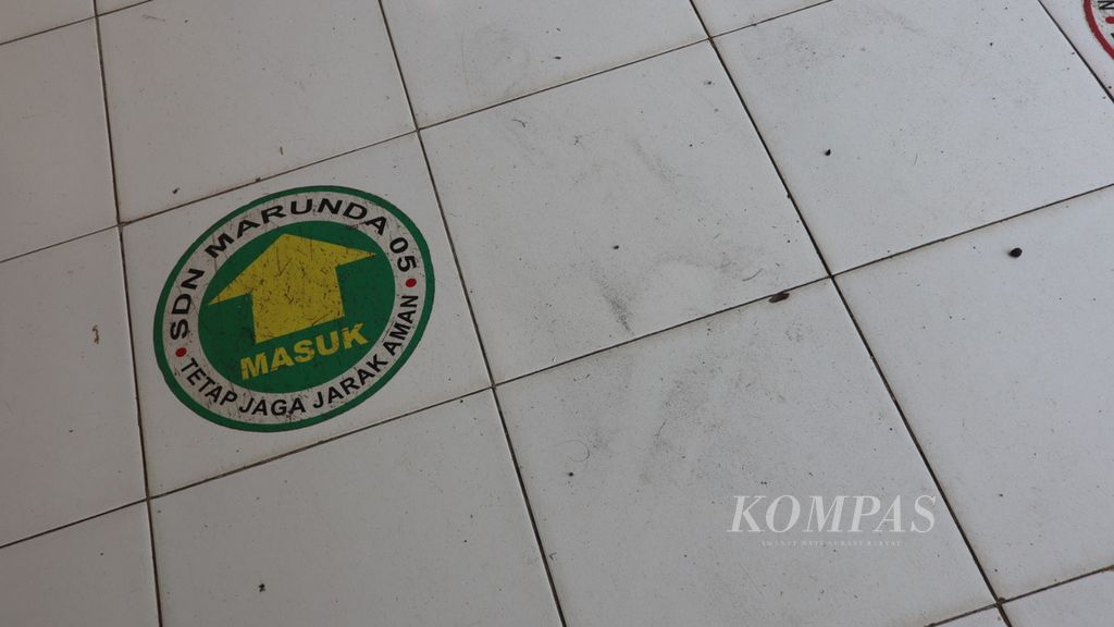 Debu dari debu batubara mengotori lantai sekolah satu atap yang terdiri dari SD Negeri Marunda 05, SMPN 290, dan SLB Negeri 08 di Marunda, Cilincing, Jakarta Utara, Minggu (13/3/2022).