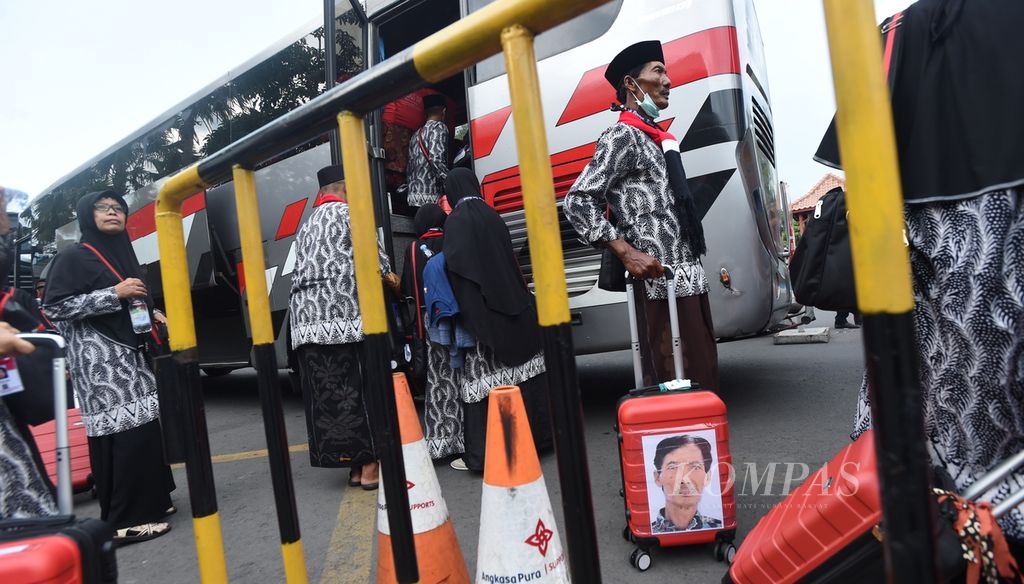 Calon jemaah umrah Al Hadi Situbondo yang gagal terbang menuju Mekkah menuju bus untuk kembali ke daerah asal di Bandara Juanda, Sidoarjo, Jawa Timur, Kamis (27/2/2020). 